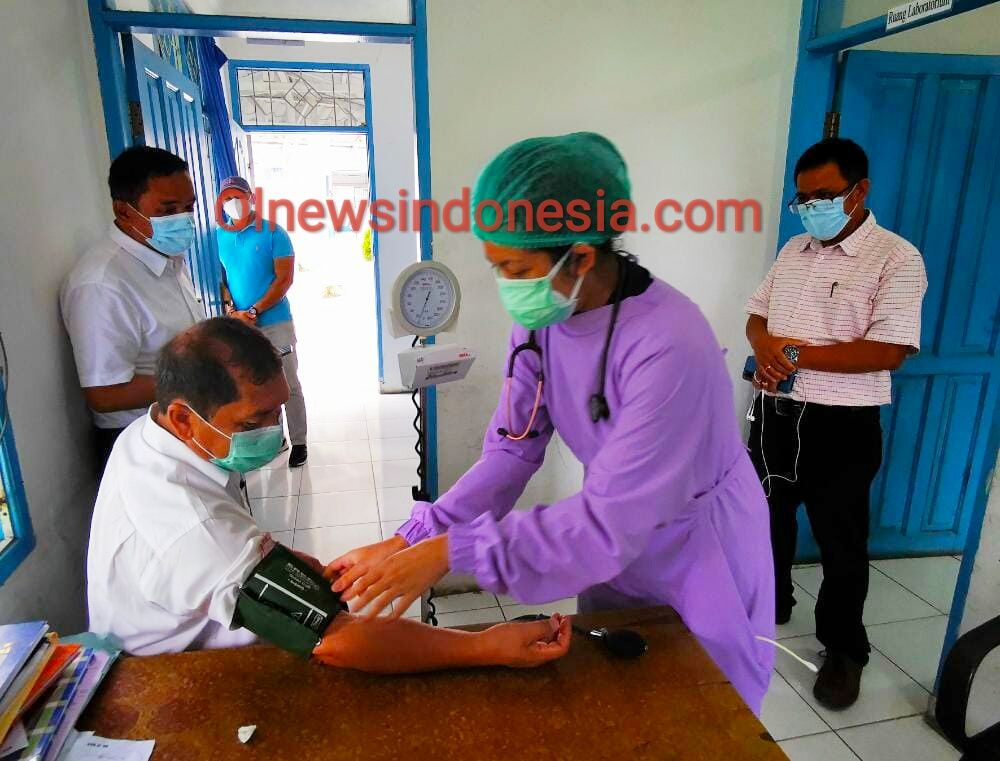 Ket foto  : Bupati Karo Terkelin Berahmana SH MH saat lakukan pengecekan tekanan darah sebelum lakukan donor darah di Rumah Sakit Umum Kabanjahe, Sabtu (21/11) 2020 (Ist)