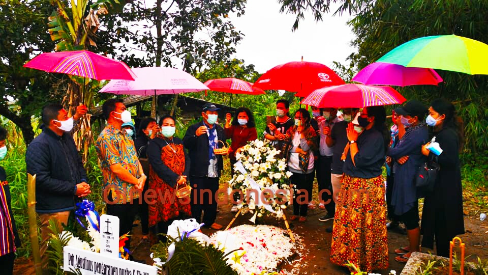 Ket foto  : Bupati Karo Terkelin Brahmana SH MH bersama rombongan saat ber Ziarah ke makam Pdt Agustinus Purba di Desa Sukamakmur Kec Sibolangit, Deli Serdang Sumatra Utara, Minggu (22/11) 2020 (Ist)