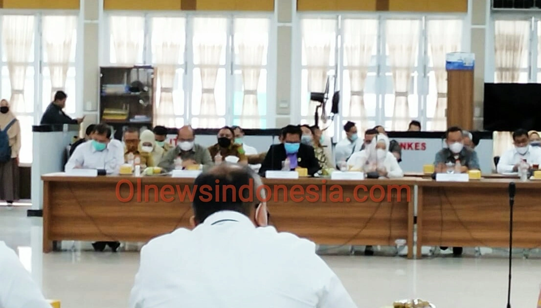 Ket foto : Bupati Karo Terkelin Brahmana SH MH (kiri) saat mengikuti rapat komisi II DPR RI di Rumah Dinas Gubernur Sumatera Utara, Senin (23/11) 2020 (Ist).