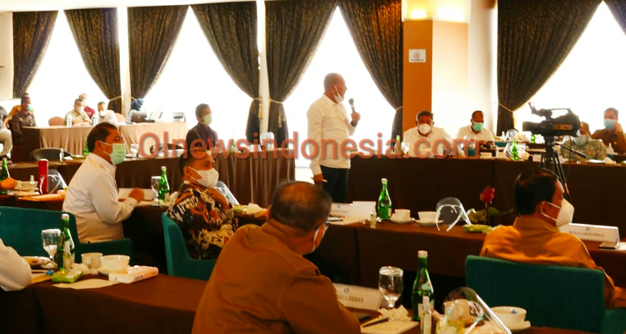 Ket foto : tampak Bupati Karo Terkelin Brahmana SH MH  (kiri baju putih) serius mengikuti rapat yang di buka oleh Gubernur Sumatera Utara Edy Rahmayadi di Hotel Mikie Holiday Berastagi Kabupaten Karo, Selasa (24/11) 2020 (Ist)