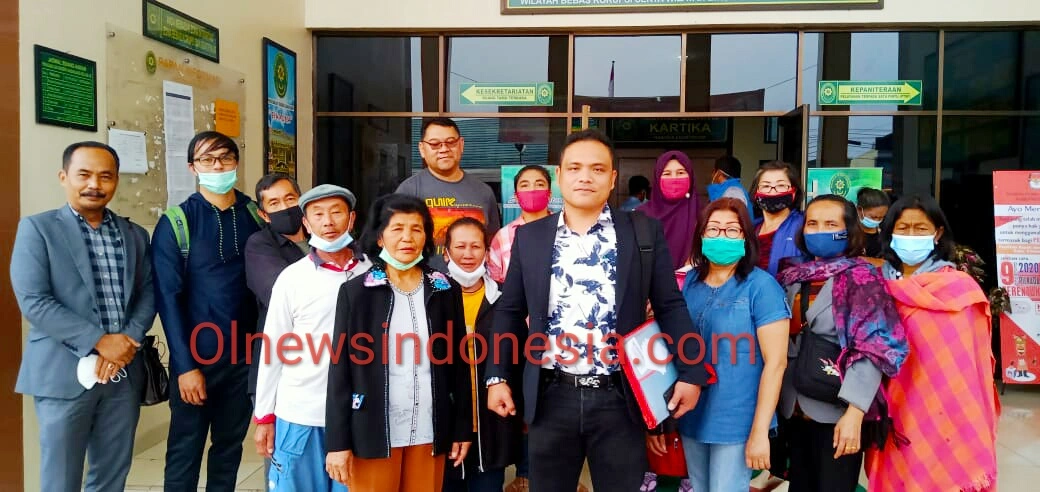 Ket foto : Kuasa Hukum Penggugat saat di Luar Kantor Pengadilan Negeri Kelas I B Kabanjahe saat usai mengikuti persidangan, Rabu (25 /11) 2020 (Ist)