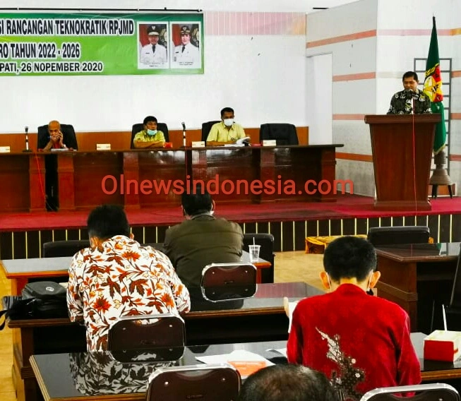 Ket foto : Bupati Karo Terkelin Brahmana SH MH saat memberikan paparan dalam acara pertemuan pembahasan dan finalisasi rancangan teknokratik RPJMD Kabupaten Karo di Aula Kantor Bupati Karo Kabanjahe Kamis (26/11) 2020 (Ist)