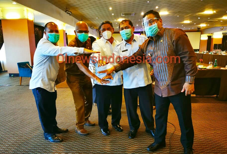 Ket foto : Bupati Karo dan Bupati Dairi serta wakil Bupati Deliserdang sepakat akses jalan Serdang Barusjahe Kabupaten Karo - Rumah Liang Kab Deliserdang di lanjutkan, di Hotel Mikie Holiday Berastagi (23/11) 2020 (Ist)