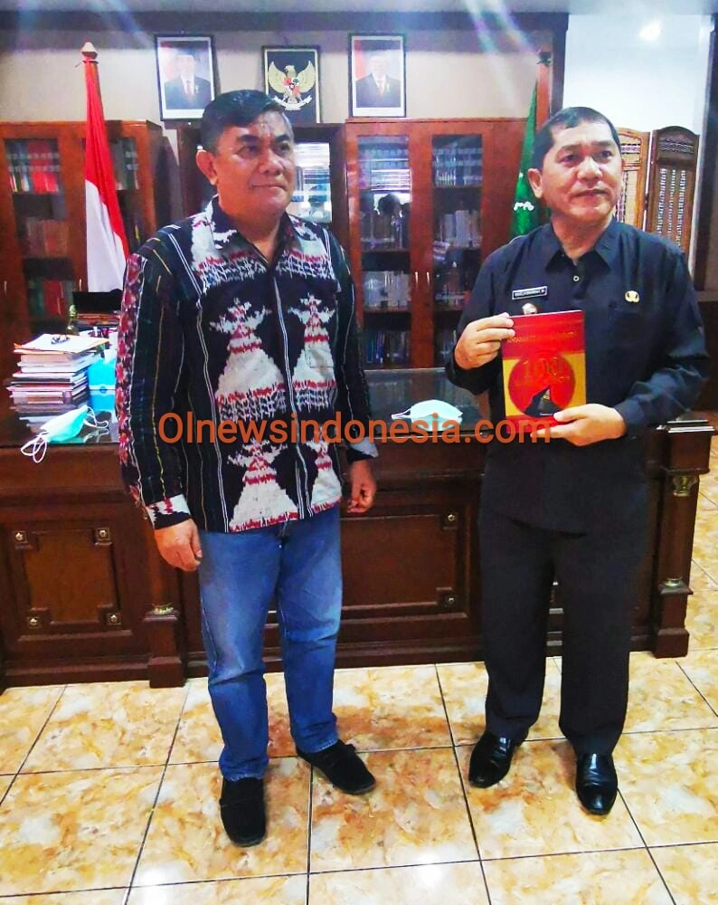 Ket foto  : Bupati Karo Terkelin Brahmana SH MH saat menunjukkan Buku bertajuk 100 Karo Inspiratif ke pada awak media, di Ruang Kerja Bupati Karo, Jumat  (27/11) 2020 (Ist)