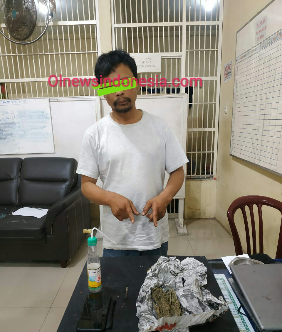 Ket foto : Pelaku penyalahgunaan Narkotika jenis Sabu dan Ganja, E Purba saat di amankan di Mapolres Tanah Karo, Jumat (27/11) 2020 (Ist)