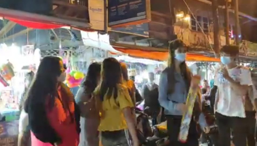 Masyarakat Ramai Berbelanja Disepanjang Jalan Raya Amongena (Foto Diambil Tgl 26/12/2020)
