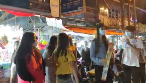 Masyarakat Ramai Berbelanja Disepanjang Jalan Raya Amongena (Foto Diambil Tgl 26/12/2020)