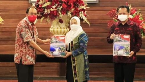 Penyerahan Cindera Mata Kepada Pjs Ketua TP-PKK Sulut Ny. Tyas Fatoni