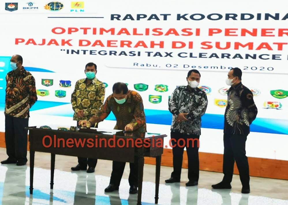 Ket foto : Tampak Bupati Karo Terkelin Brahmana SH MH menekan MoU Tax Clearance di rumah Dinas Bupati, Rabu) (02/12) 2020 (Ist)