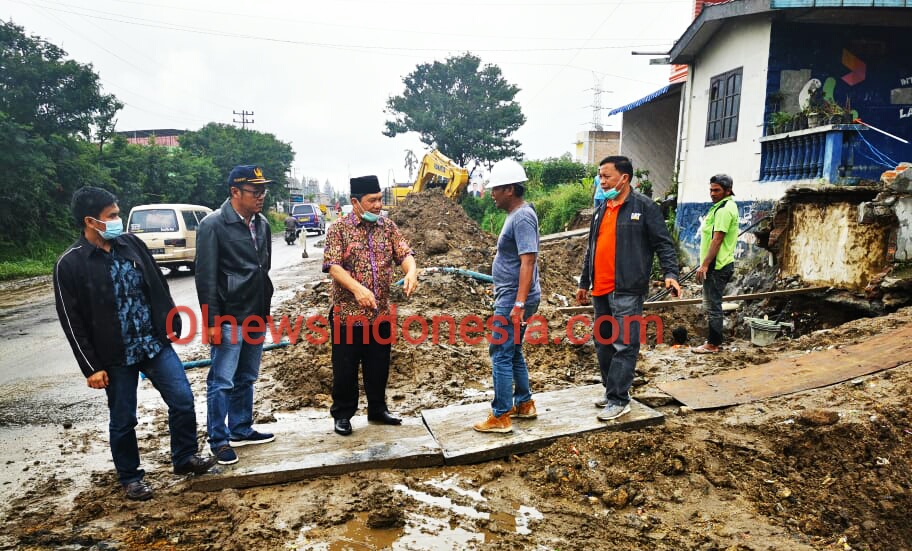 Ket foto : Bupati Karo Terkelin Brahmana SH MH Berbincang bersama pihak BPPJN yang sedang melaksanakannya pengerjaan gorong gorong di Desa Raya Jln Djamin Ginting Berastagi Kabupaten Karo, Jumat (04/12) 2020 (Ist)