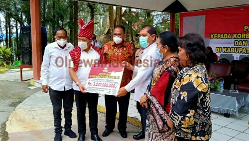Ket foto :  Staf Ahli Kemensos, Ketua DPRD Provsu, Bupati Karo Terkelin Brahmana SH MH, Ketua DPRD Karo dan Anggota DPRD Karo menyerahkan secara simbolis bantuan Sosial kepada Korban bencana Erupsi gunung Sinabung dan kebakaran Di Taman Mejuah-Juah Berastagi Kabupaten Karo, Senin (07/12) 2020 (Ist)