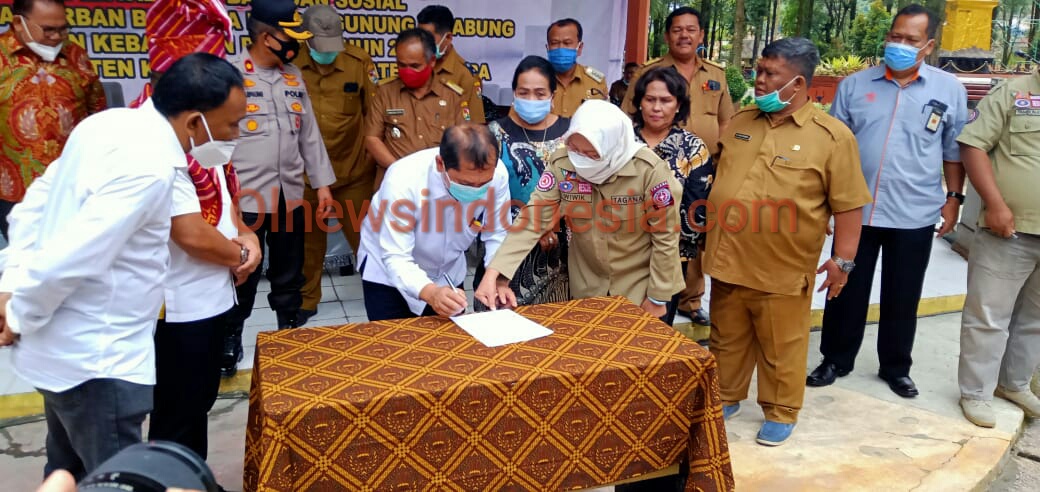 Ket foto : Bupati Karo Terkelin Brahmana SH MH menandatangani berkas serah terima dari Kemensos RI di Taman Mejuah-Juah Berastagi, Senin (07/12) 2020 (Ist)