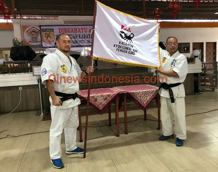 Ket foto : Darwin Wijaya (kiri) Ketua Kala Hitam 3 Kabupaten dan Ketua Dewan Pelatih Shihan Jenda Kuidah Sembiring (kanan) saat berfose mengangkat bendera Pataka Kebesaran Kyokushin Karate, Sabtu (12/12) 2020 (Ist)