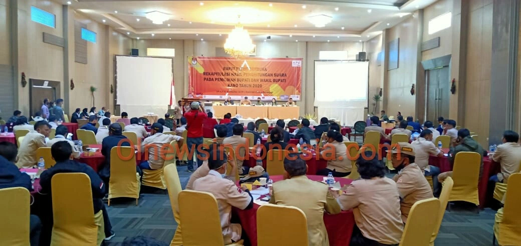 Ket foto : tampak situasi penghitungan suara tengah berlangsung di ruang aula Sinabung Hotel jalan kolam renang Berastagi, Senin (14/12) 2020 (Ist)