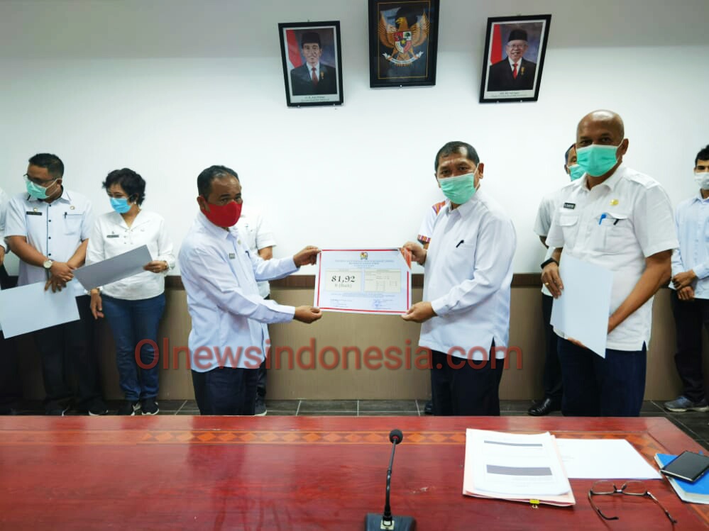 Ket foto : Bupati Karo Terkelin Brahmana SH MH menyerahkan sertifikat kepada salah satu peraih IKM dilingkungan Pemkab Karo, Rabu (16/12) 2020 (Ist)