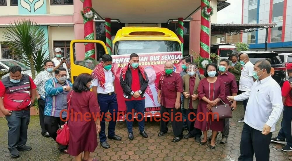 Ket foto : Bob Andika Mamana Sitepu Anggota DPR RI menyumbang kan satu unit mobil Bus angkutan Sekolah ke YPK Moderamen GBKP yang disaksikan Bupati Karo dan Kapolres Tanah Karo di kantor Moderamen GBKP Kabanjahe, Rabu (16/12) 2020 (Ist)