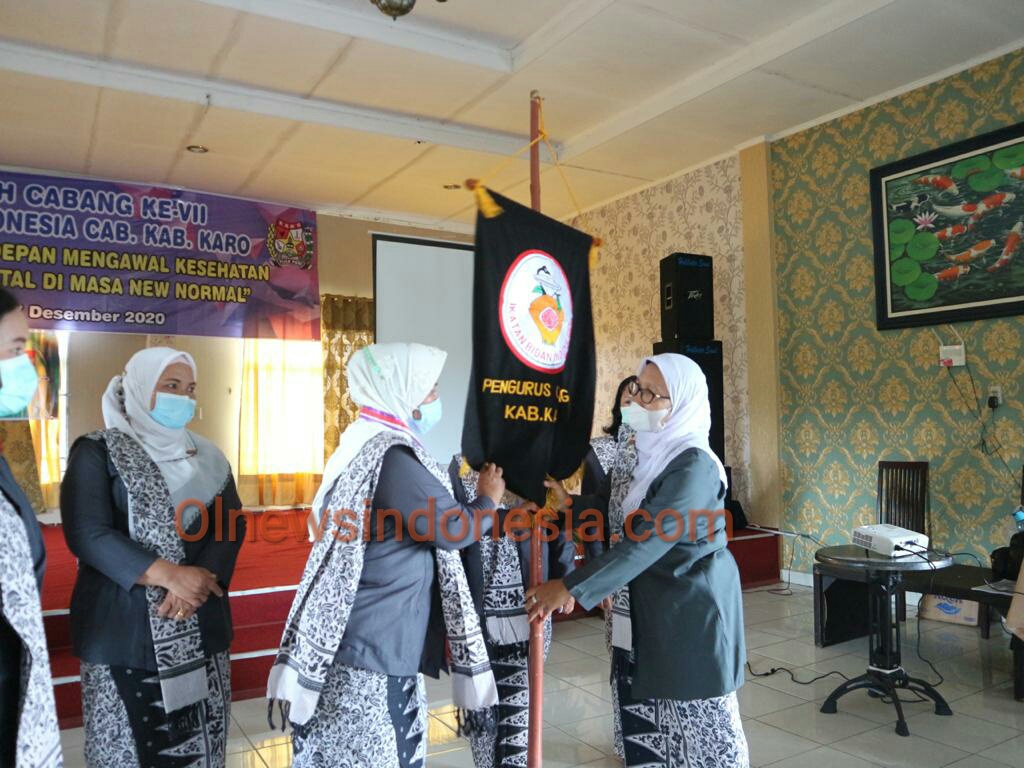 Ket foto  : Ketua Terpilih IBI Karo saat menerima bendera Pataka tanda resmi di lantik oleh Pengurus IBI Provinsi Sumatera Utara di Aula Halilintar Berastagi Kabupaten yang, Kamis (17/12) 2020 (Ist)