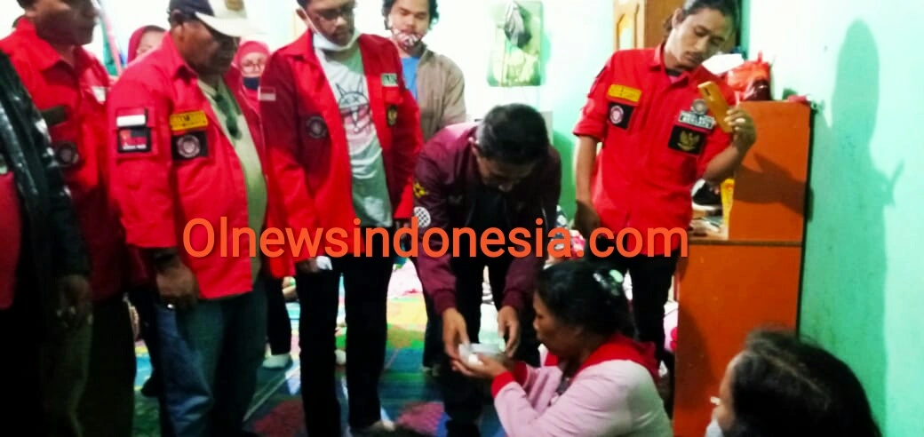 Ket foto : tampak Ketua DPC PBB Kabupaten Karo dan Ketua PAC PBB Berastagi memberikan santunan kepada orang tua Rosa Br Sinaga di kediaman nya, Selasa (22 /12) 2020 (Ist)