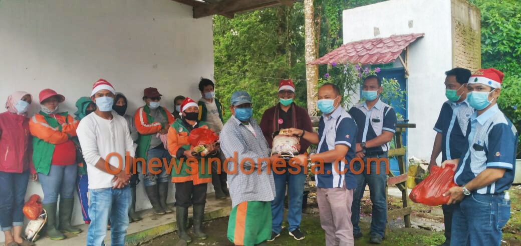 Ket foto : tampak pihak PT Tirta Sibayakindo Bersama Pdt Masada Serahkan 57 Bingkisan kepada petugas kebersihan di Halaman Kantor PT Tirta Sibayakindo Berastagi (Ist)