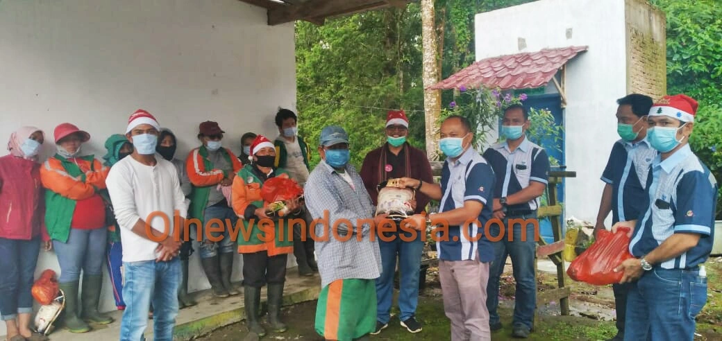 Ket foto : tampak pihak PT Tirta Sibayakindo Bersama Pdt Masada Serahkan 57 Bingkisan kepada petugas kebersihan di Halaman Kantor PT Tirta Sibayakindo Berastagi (Ist)