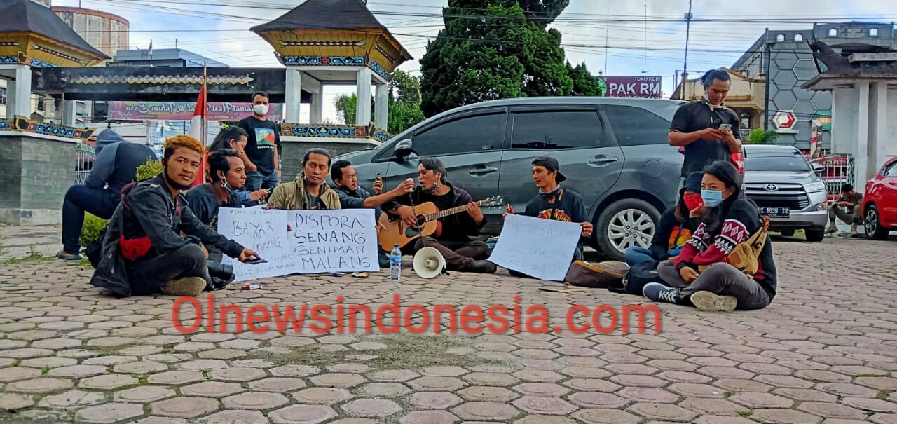 Ket foto : tampak Perwakilan Seniman dan Crew film Jandi la Surong saat gelar aksi damai di depan gedung DPRD Karo sebelum di terima oleh anggota DPRD Karo, Senin (28/12) 2020 (Ist)
