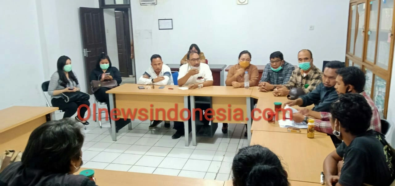 Ket foto : Anggota DPRD Karo Dari komisi A Edi Ulina Ginting saat berdialog dengan perwakilan para seniman Karo dan Crew film Jandi la Surong di ruang RDP, Senin (28/12) 2020 (Ist)