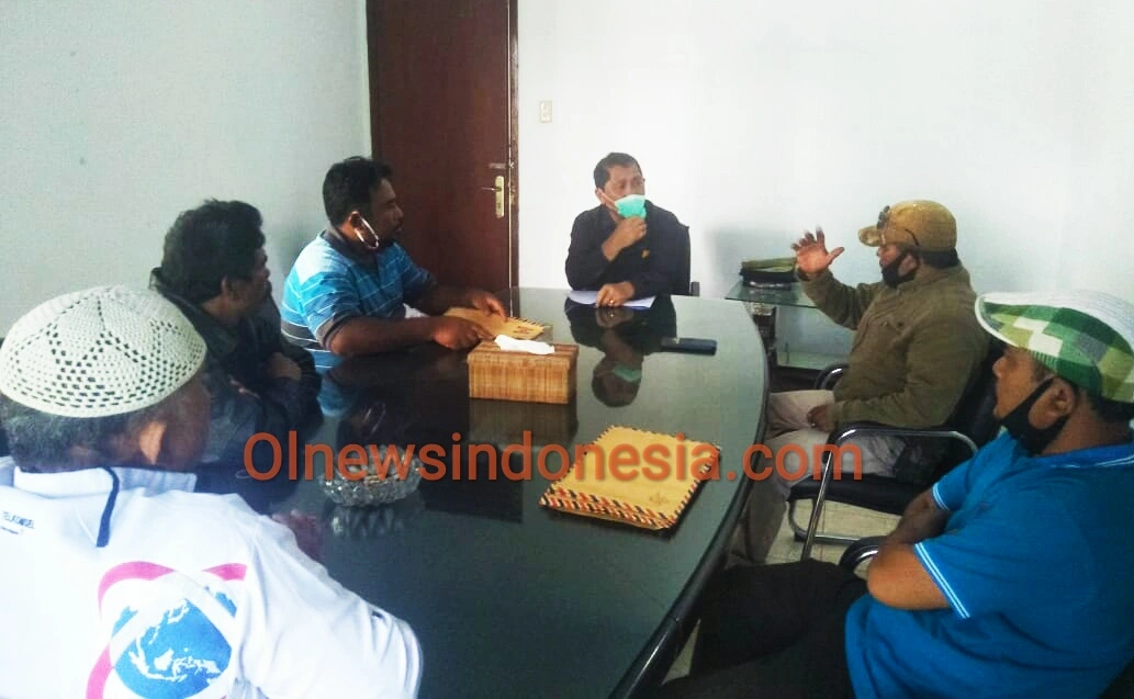 Ket foto : Saat warga Desa Lingga menemui Bupati Karo Terkelin Brahmana SH MH di rumah dinas Bupati jalan Veteran Kabanjahe,Senin (28/12) 2020 (Ist)