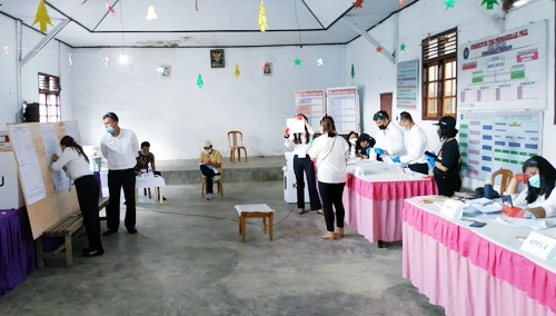 Penghitungan Suara Di Salah Satu TPS Di Tompaso