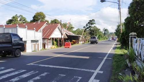 Suasana Diluar TPS Desa Tompaso II, Di Jalan Raya Tompaso-Langowan Yang Kondusif