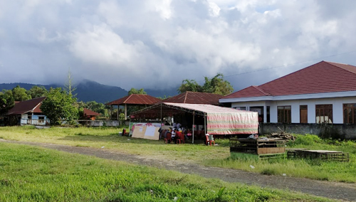 Salah Satu TPS Desa Walewangko Kec. Langowan Barat Terletak Di Tengah Lapangan