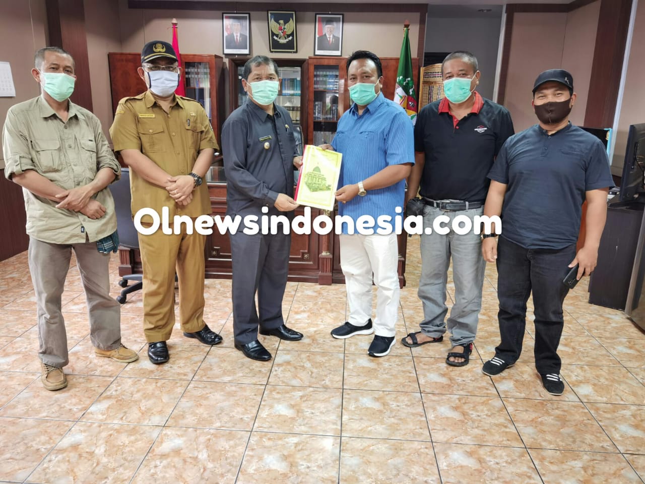 Ket foto  : Bupati Karo Terkelin Brahmana SH MH saat bertemu dengan Ketua panitia Mesjid-Muklishin Simpang Empat Kabupaten Karo Septa Perangin Angin bersama anggotanya di ruang Kantor Bupati Karo, Selasa (05/01/2021)_ (Ist)