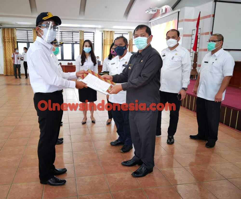 Ket foto : Bupati Karo Terkelin Brahmana SH MH memberikan secara simbolis SK CPNS Formasi 2019 Kepada 3 Orang Perwakilan dari penerima SK CPNS di Aula Kantor Bupati Karo Kabanjahe, Rabu, (06/01) 2021 (Ist)