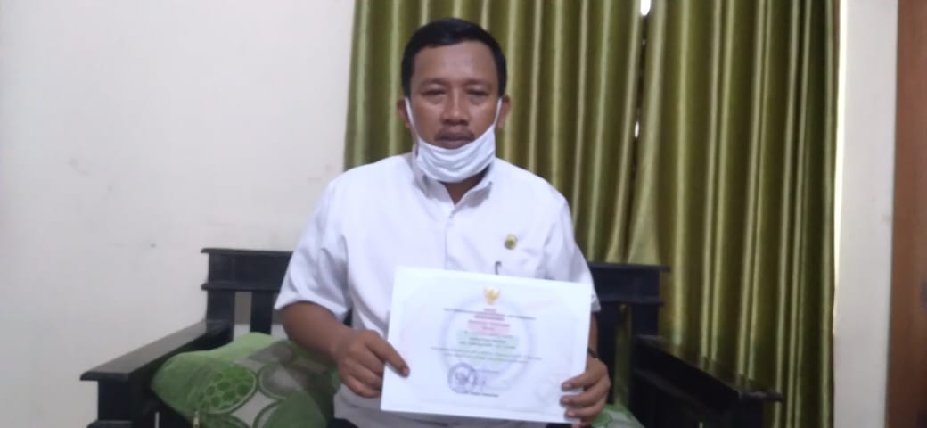 Ket foto: Kepala Desa Nagrak, Kecamatan Gunung putri. Agus Sahrudin saat memengang piagam penghargaan dari Kementrian Desa