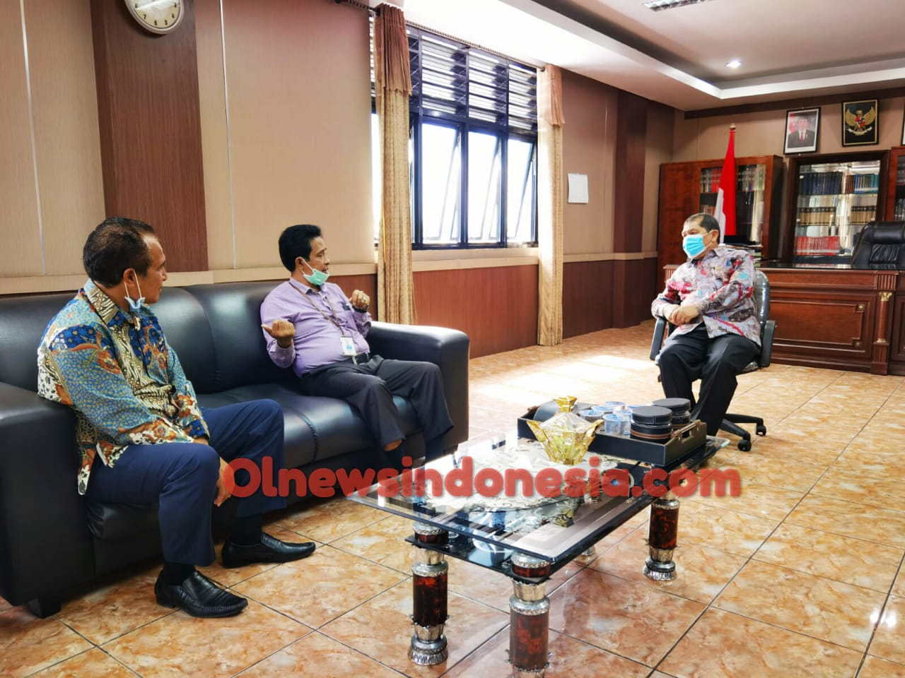 Ket foto : Bupati Karo Terkelin Brahmana SH MH saat menjamu Kepala PT Bank Sumut cabang Kabanjahe Josep Karo Karo bersama Efendi Sinukaban di ruang kerjanya, Kamis) 07/01) 2021 (Ist)