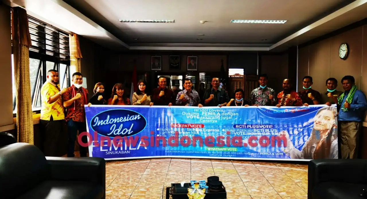 Ket foto  : keluarga Femila Sinukaban menemui Bupati Karo meminta dukungan  untuk vote Femila Sinukaban dalam ajang Indonesia Idol, Kamis (07/01) 2021  di ruang Kantor Bupati Karo Kabanjahe (Ist)