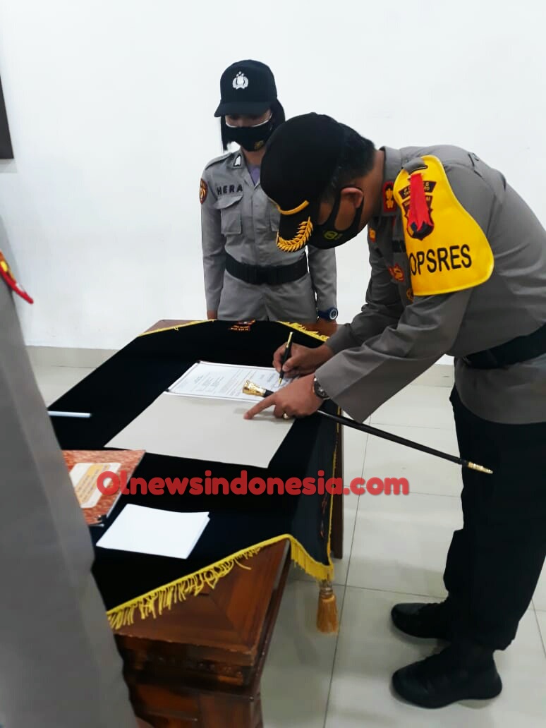 Ket foto : Kapolres Tanah Karo AKBP Yustinus Setyo Indriono saat menandatangani serah terima jabatan di Aula Purpursage Polres Tanah Karo, Senin (11/01) 2021 (Ist)