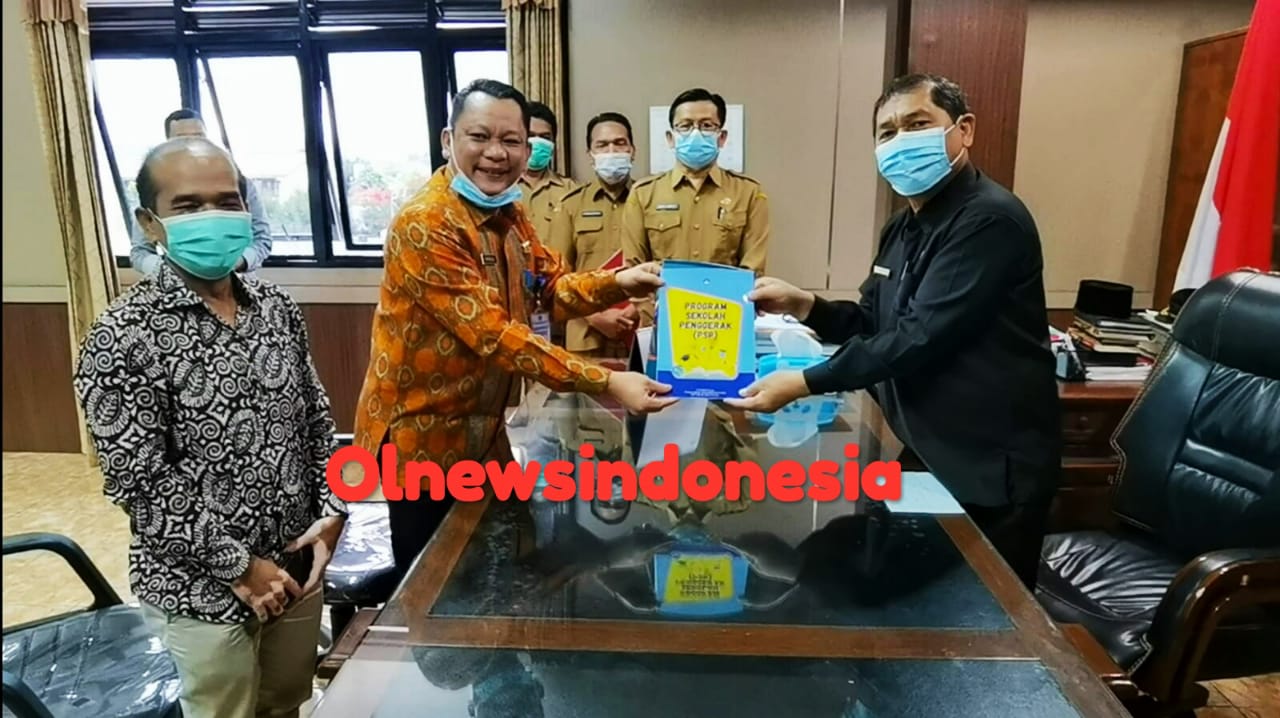 Ket foto : Bupati Karo Terkelin Brahmana SH MH saat menerima kunjungan dari perwakilan Kemendikbud RI di ruang kerjanya, Selasa (12/01) 2021 (Ist)