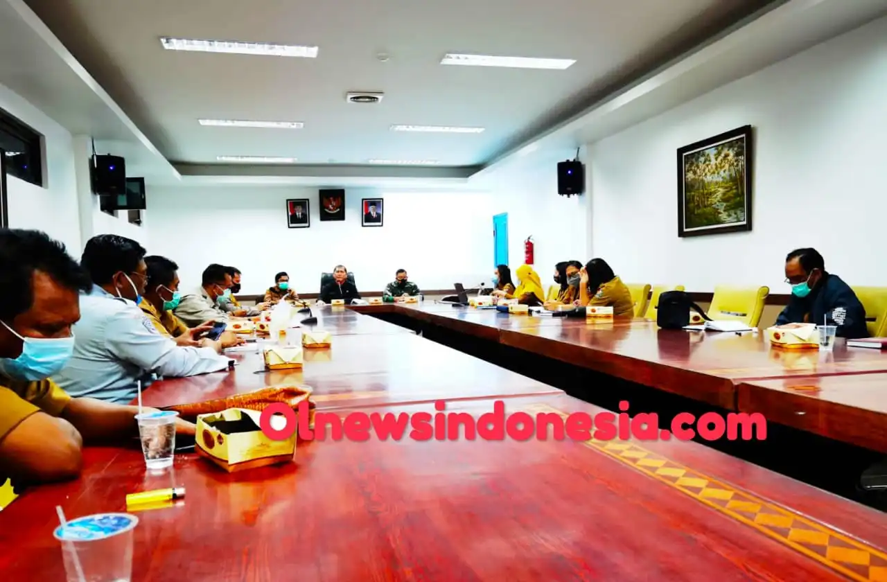 Ket foto  : Bupati Karo bersama Forkopimda gelar rapat terkait penanganan Covid-19 di ruang Asisten Kantor Bupati, Selasa (12/01) 2021 (Ist)