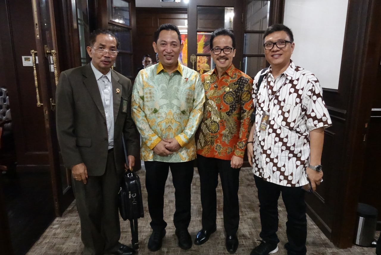 Foto dokumentasi Kabareskrim Komjen. Pol. Drs.Listyo Sigit Prabowo M.Si. bersama Dr.Binsar M. Gultom, SH, SE, MH. dan Ir. Soegiharto Santoso serta Jimmy Endey saat berjumpa di Mahkamah Agung, Jumat, 21 Februari 2020.