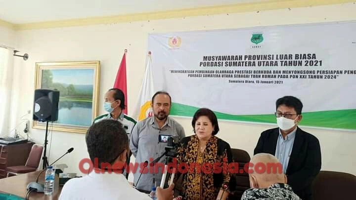 Ket foto : Tampak Wakil Bupati Karo Cory Seriwaty Br Sebayang saat di wawancara media usai terpilih nya Cory sebagai ketua PORDASI Sumut yang didampingi Kadispora Kabupaten Karo Robert Billy Peranginangin, di Medan (Ist)