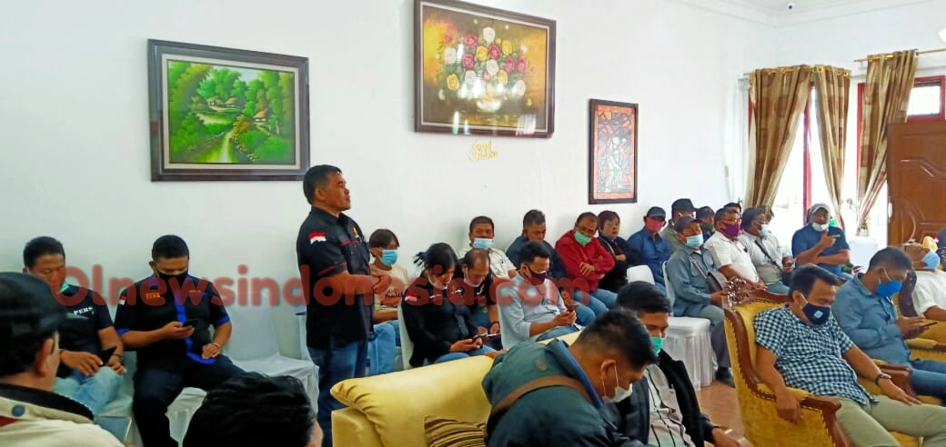Ket foto : Salah perwakilan Wartawan Aston Sembiring saat menyampaikan sambutan terimakasih kepada Tuan Rumah (Cory Sebayang) dihadapan Bupati Karo Terkelin Brahmana SH MH di rumah Dinas Wakil Bupati Karo, Jumat (22/01) 2021 (Ist)