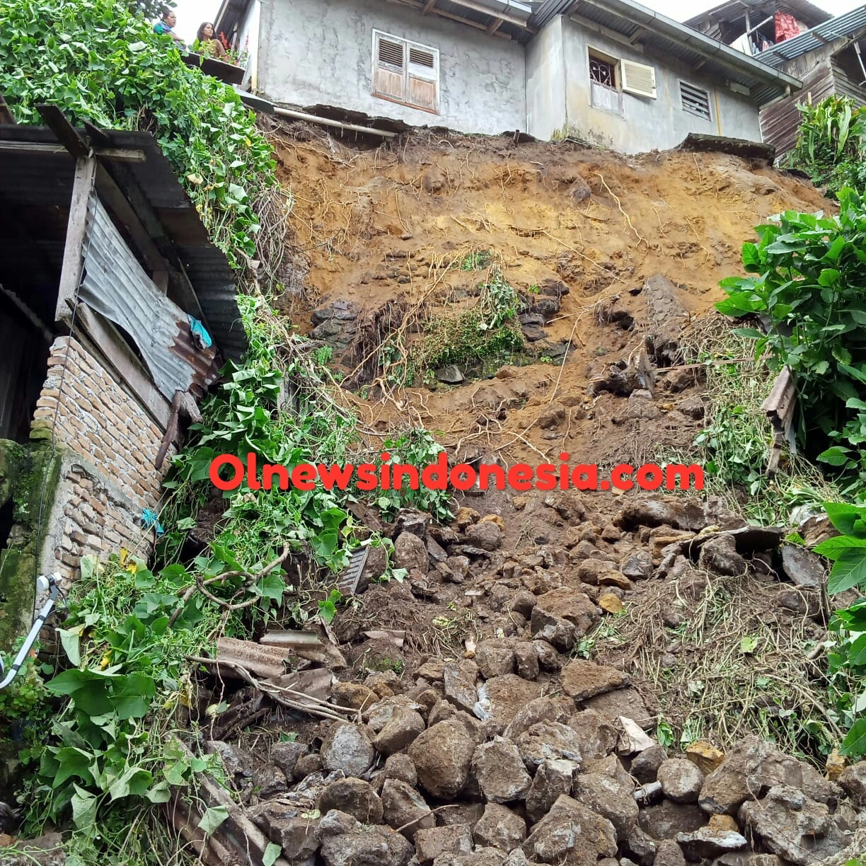 Ket foto : kondisi saat longsor terjadi pada 12 Januari 2021 material tebing mengenai pemukiman rumah warga Listrik Atas (Ist)