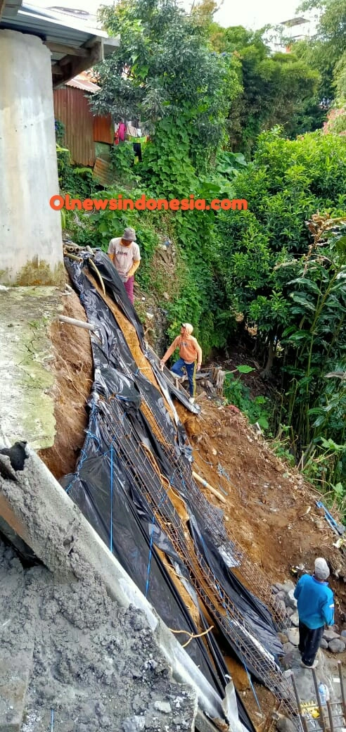 Ket foto : warga bergotong royong dengan dana swadaya masyarakatnya untuk membuat bronjong, Senin (25/01) 2021 (Ist)