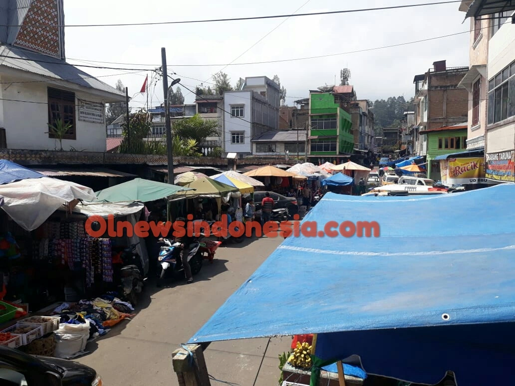 Ket foto : situasi para pedagang yang berjualan di badan jalan dan trotoar Pasca kebakaran pajak tingkat Berastagi beberapa waktu lalu (Ist)