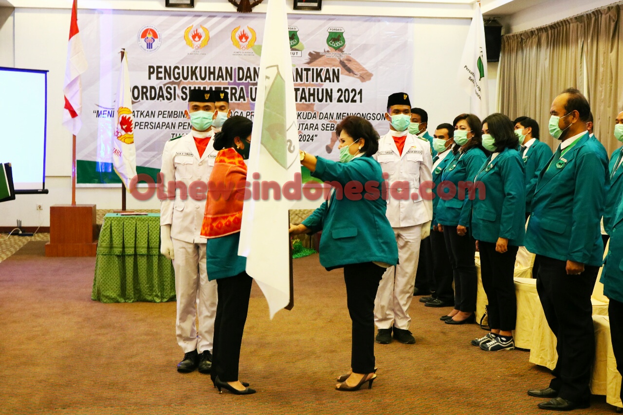 Ket foto  : tampak Cory Sebayang saat menerima bendera Pordasi tanda Sah dilantik sebagai ketua Pordasi Sumut di Hotel Grand Mutiara Berastagi, Rabu sore (27/01) 2021 (Ist)