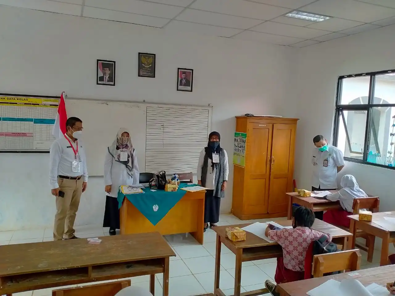 Ket poto : dari kiri Ketua PSB Kecamatan Saketi Kabupaten Pandeglang, IIP M.FAHMI S.Pd, Camat Daketi Hasan Bisri, Kormin Disdik Kecamatan Saketi Damat , bertempat di SDN Saketi 1, ( 27/01)