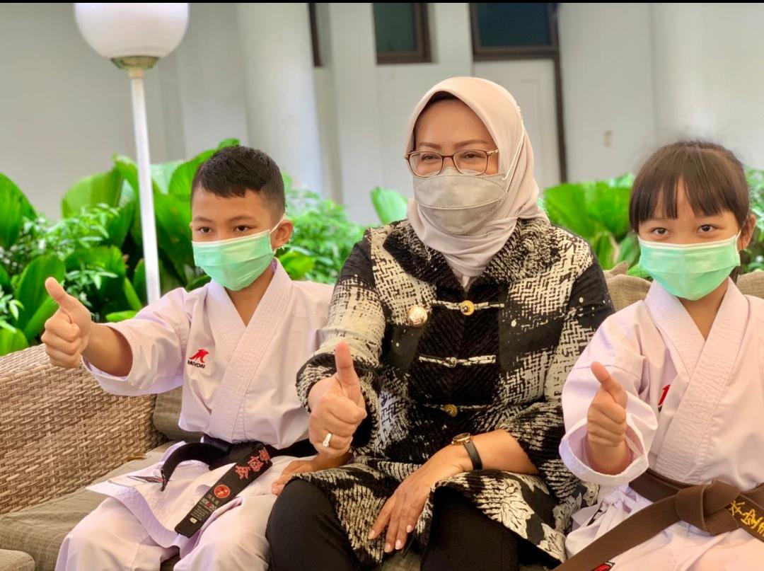 Ket foto: terlihat kecerian Zahran dan Zahira saat bertemu langsung Bupati Bogor usai menjuarai Karate cilik seDunia di Brazil secara Virtual.