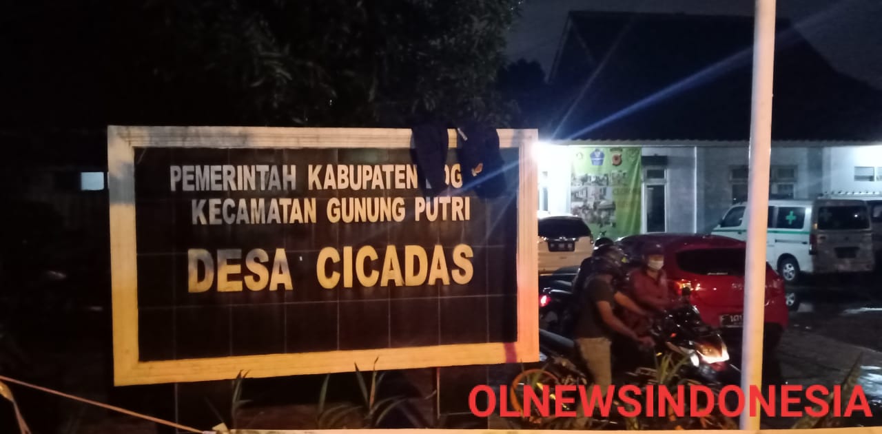 Ket Foto: Terlihat beberpa seragam Karang Taruna Desa Cicadas yang digantungkan di tugu kantor Desa Cicadas usai aksi membuka seragam Karang Taruna Desa Cicadas