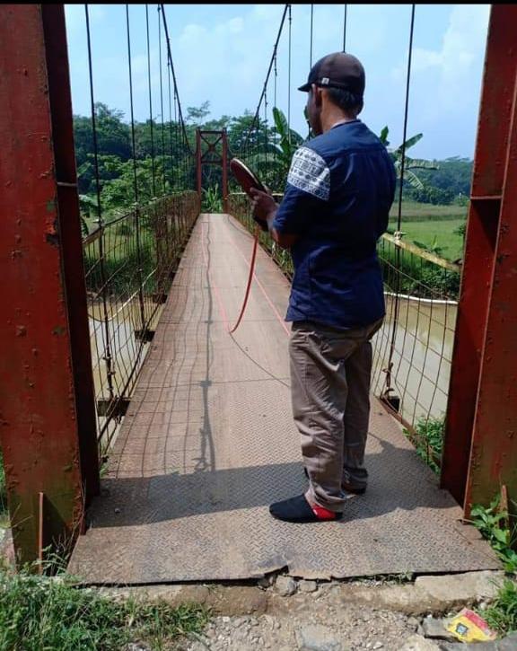 Ket poto: terlihat jelas akses jalan masyarakat desa kumpay penghubung lima kampung hanya bisa di lalui pejalan kaki saja.(senin,01/02/2021)