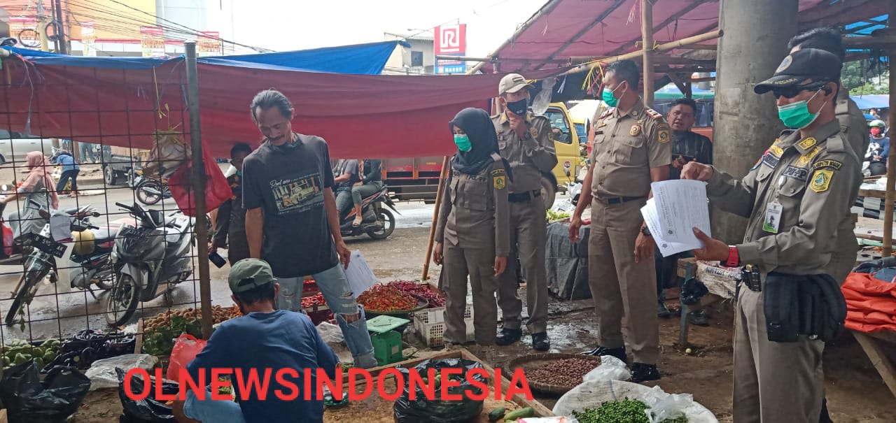 Ket foto: Saat pelaksanaan pendistribusian surat edaran penertiban oleh Satuan Polisi Pamong Praja Kabupaten melalui Satuan Polisi Pamong Praja Kecamatan Cileungsi. Pada Selasa 2/2